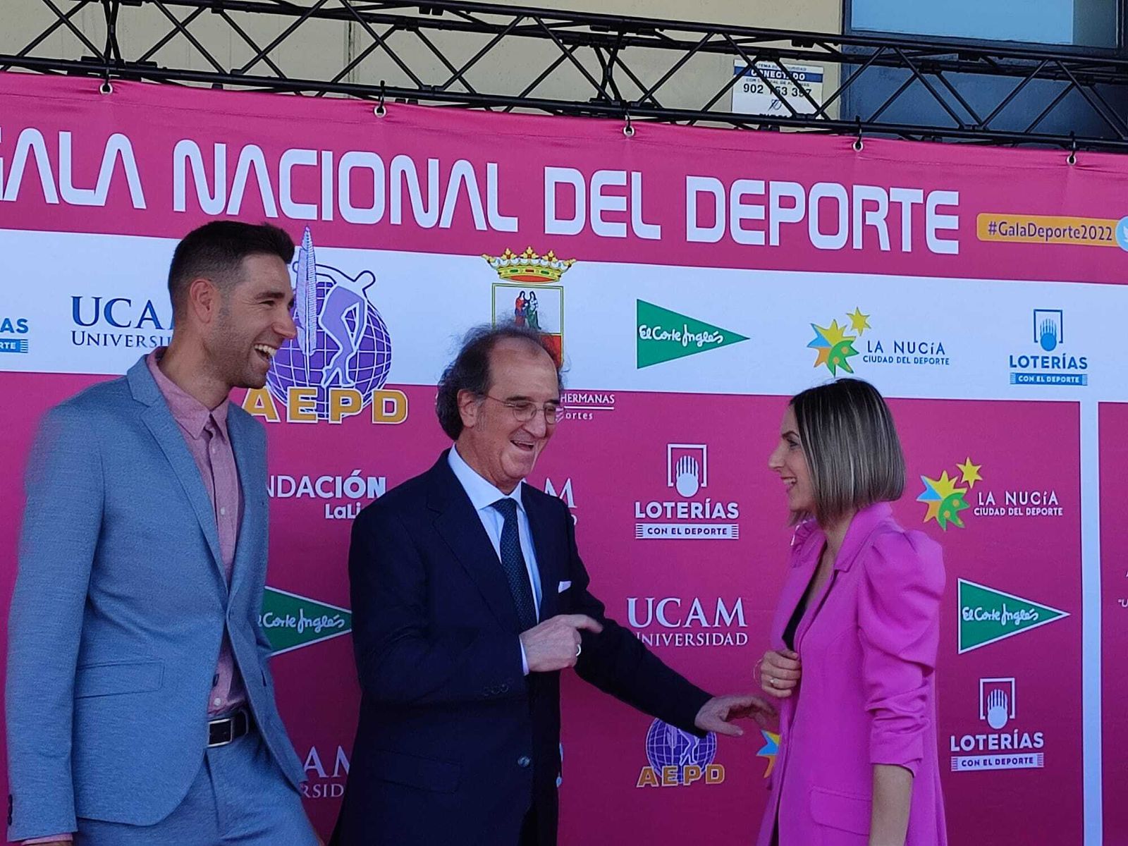 El granadino David Valero es recibido por Julián Redondo a su llegada a la Gala del Deporte