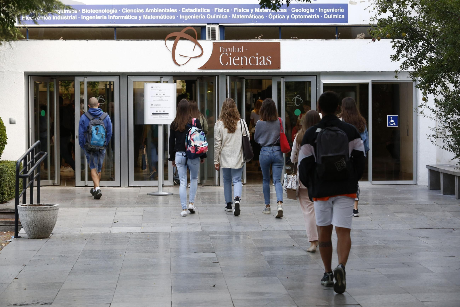 Entrada de la Facultad de Ciencias de la UGR.