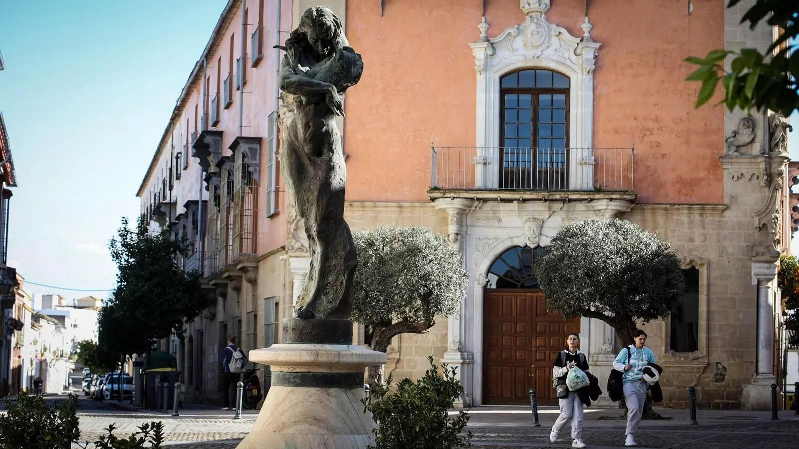 Monumento de Lola Flores en la Cruz Vieja.