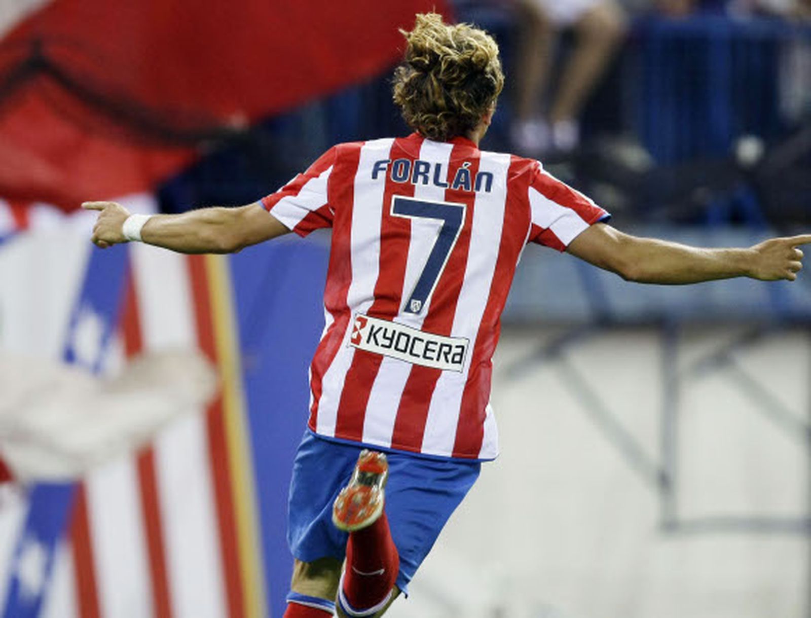 El Almería cierra la temporada goleado en el Calderón (3-0)