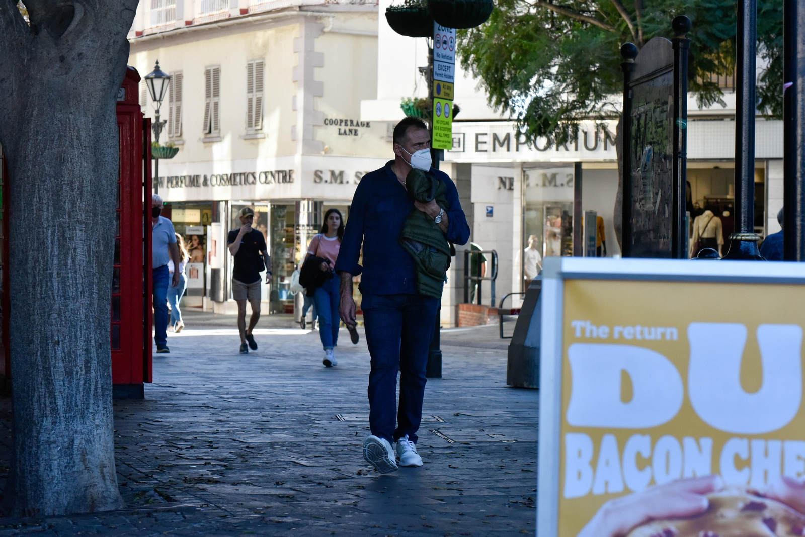 Una persona camina por el centro de Gibraltar.