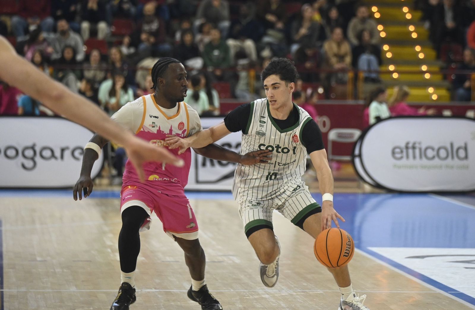 Gonzalo Orozco es presionado por un rival.