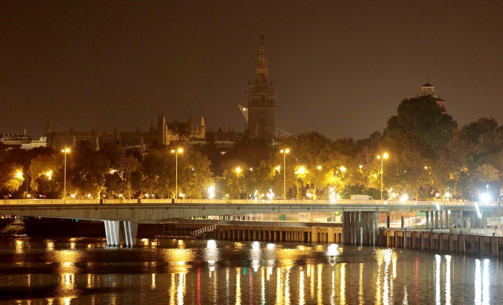 La Giralda, a oscuras visto desde el otro lado del río.
