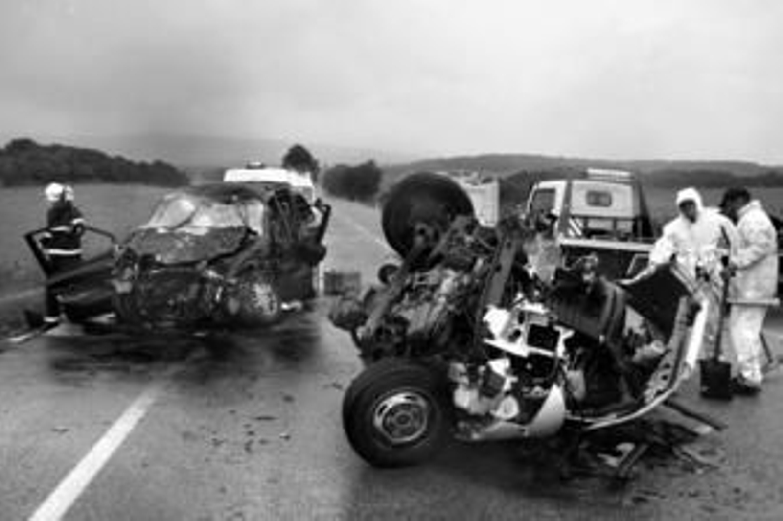 Estado en el que quedaron los vehículos tras la colisión. En primer plano, una de las mitades de la furgoneta.