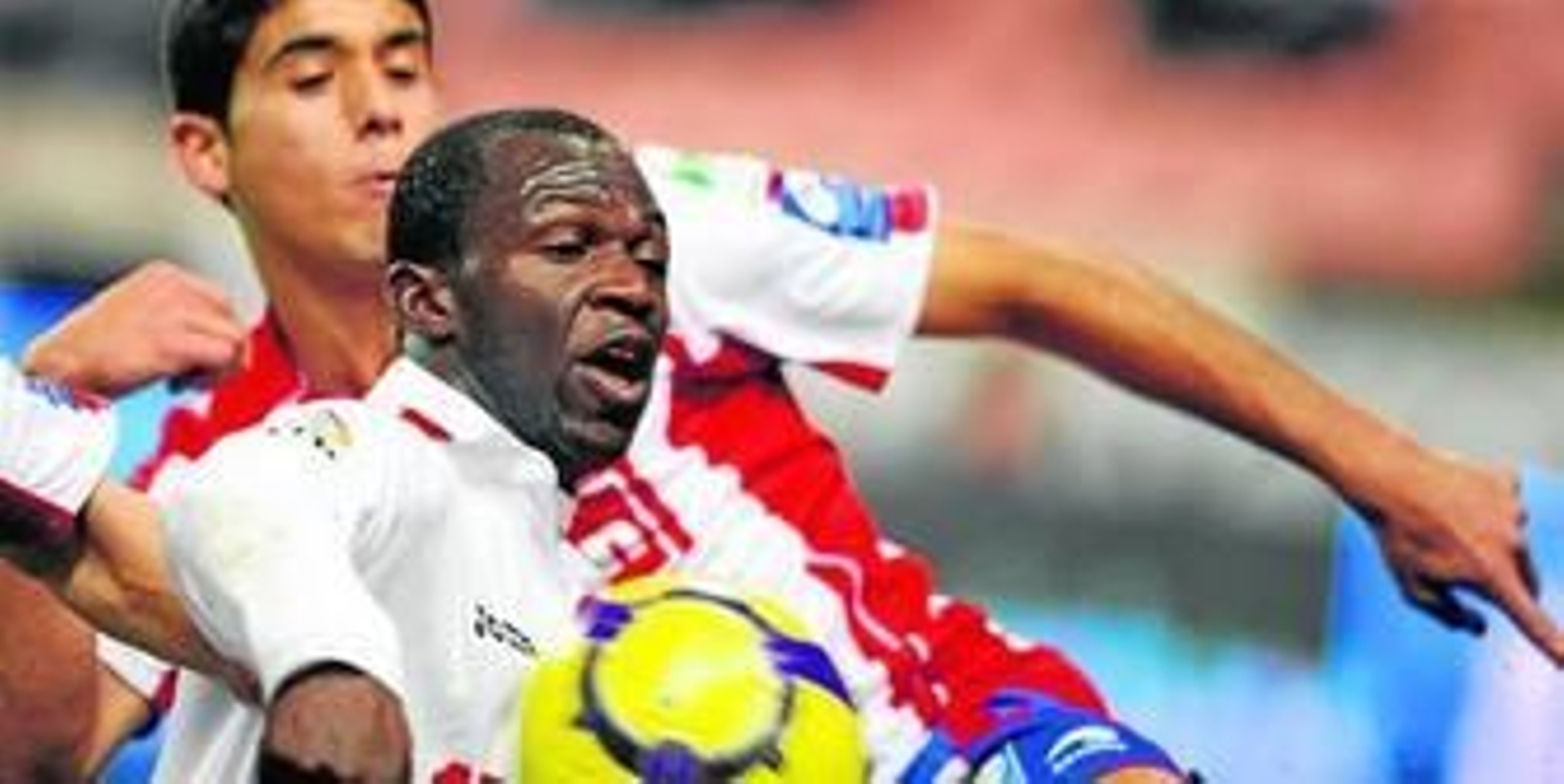 Kone controla el balón con el pecho mientras José Ángel, por detrás, le hostiga.