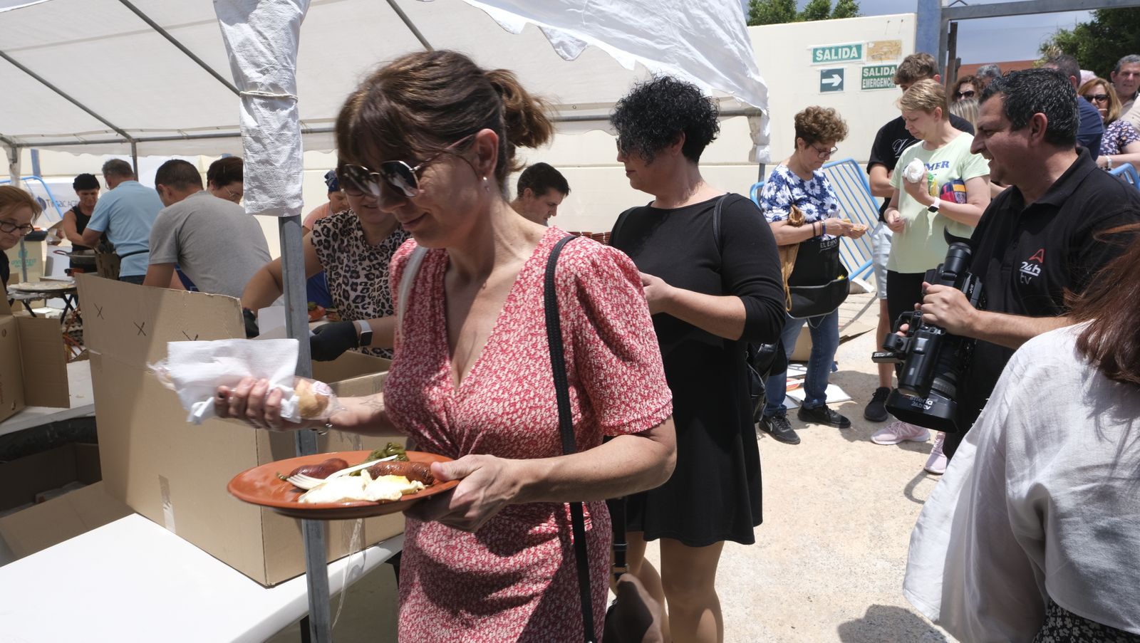 Imágenes de la degustación de huevos fritos con chorizo, en las Fiestas de Santa María del Águila