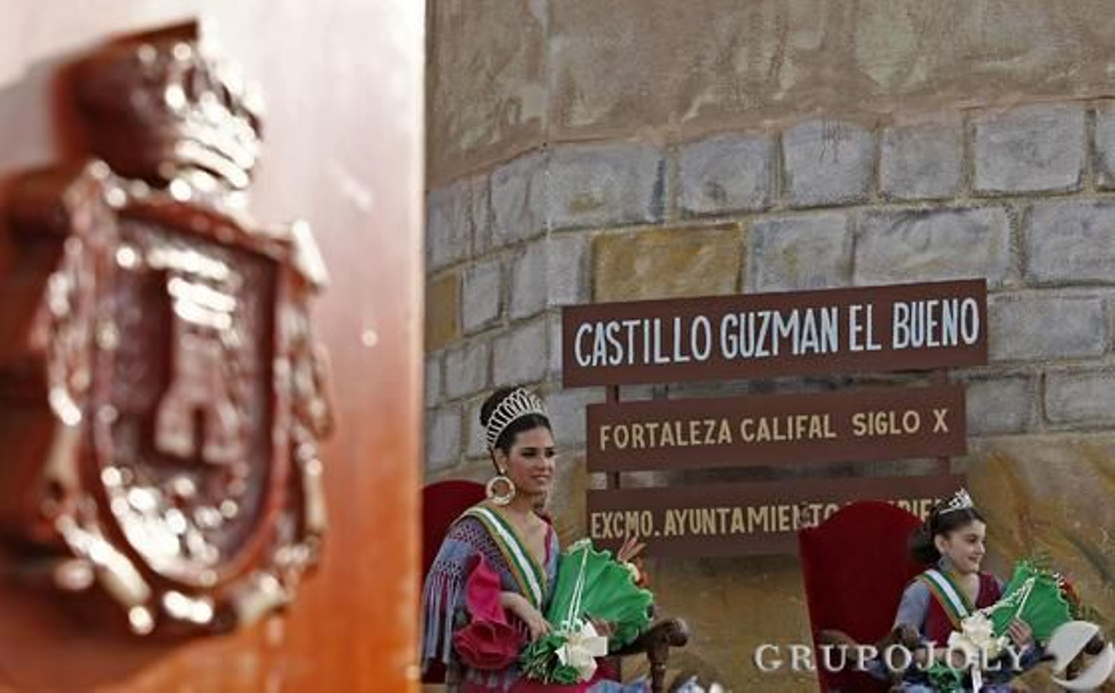 Las autoridades locales coronan a las reinas infantil y juvenil, María Jiménez y Marta Cabello

Foto: Erasmo Fenoy