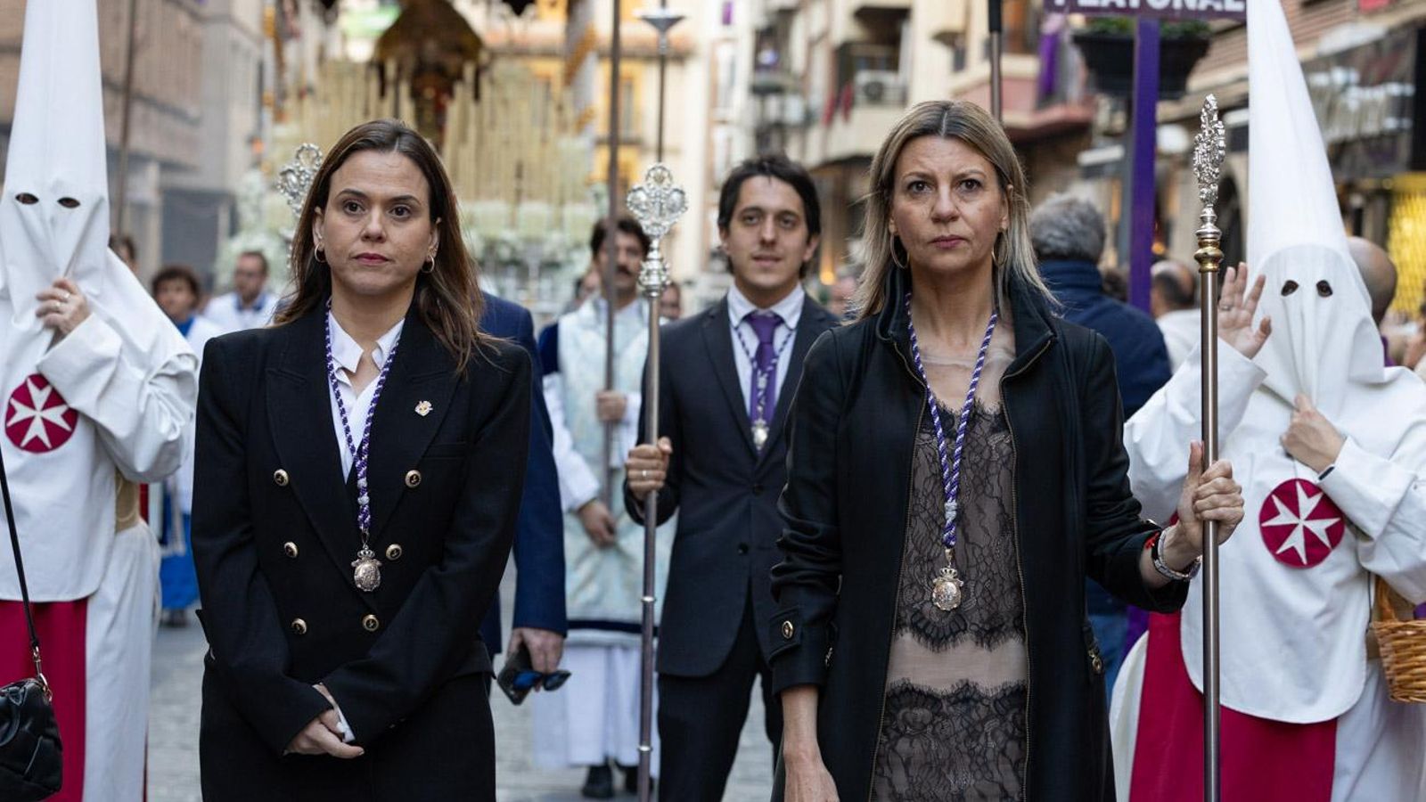 Los cofrades se rinden ante los grandes pasos de misterio del Lunes Santo