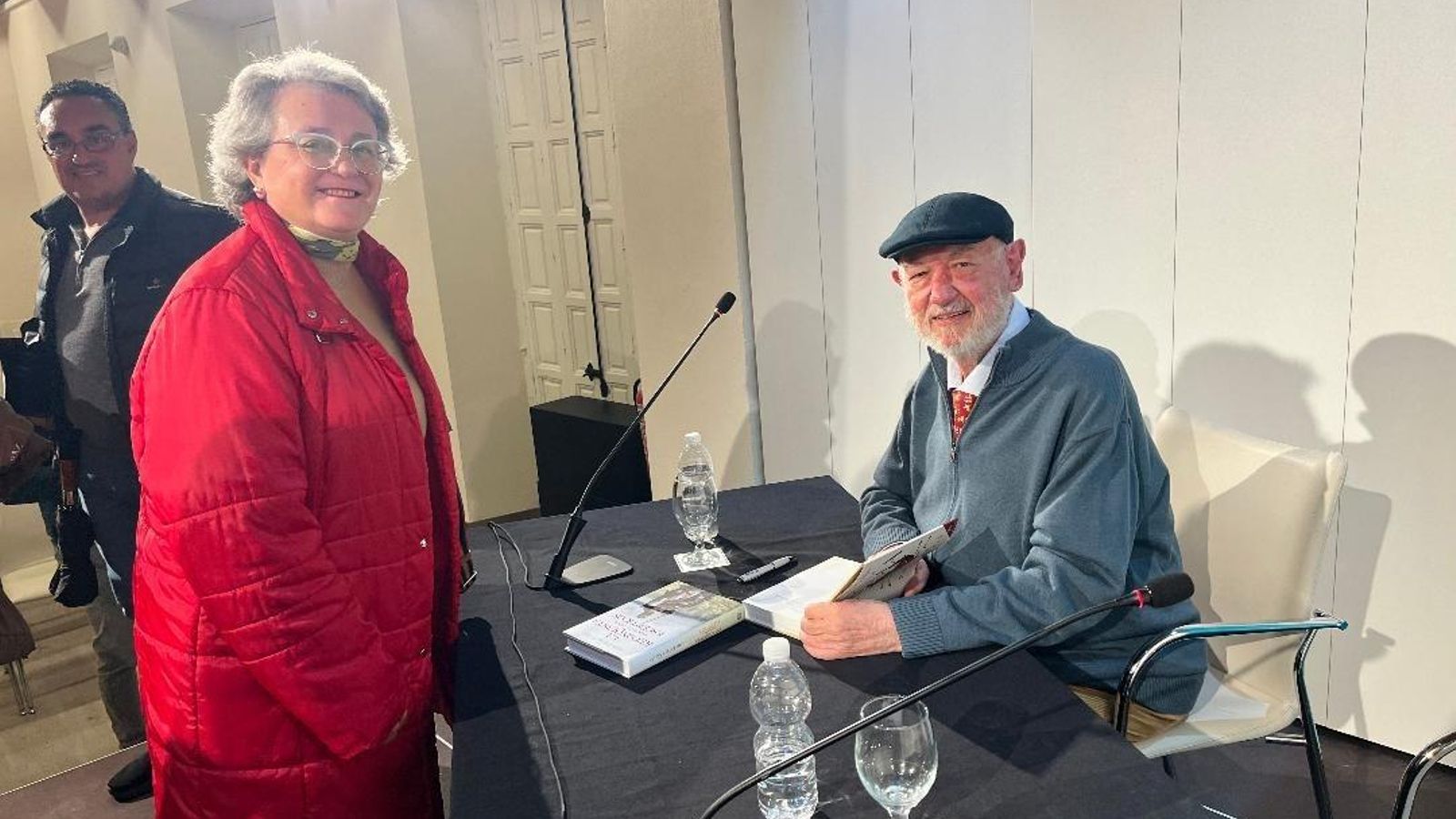 El escritor, Juan Eslava, firmando un ejemplar del libro a María Jesús Sánchez del Pino.