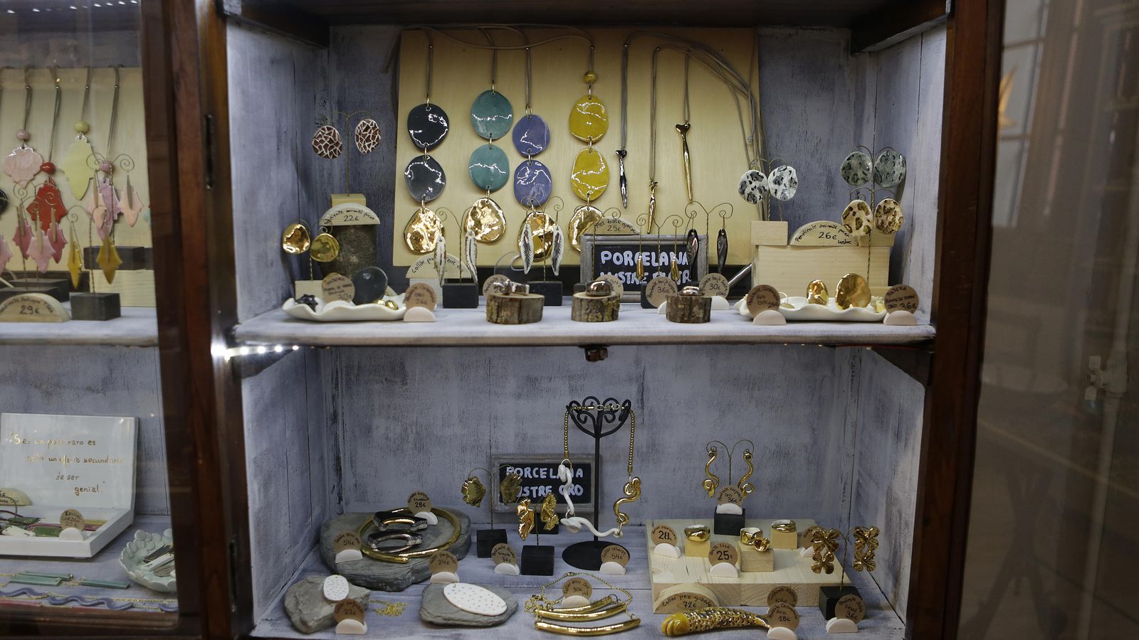 Los artículos de porcelana (colgantes, anillos, etc.).