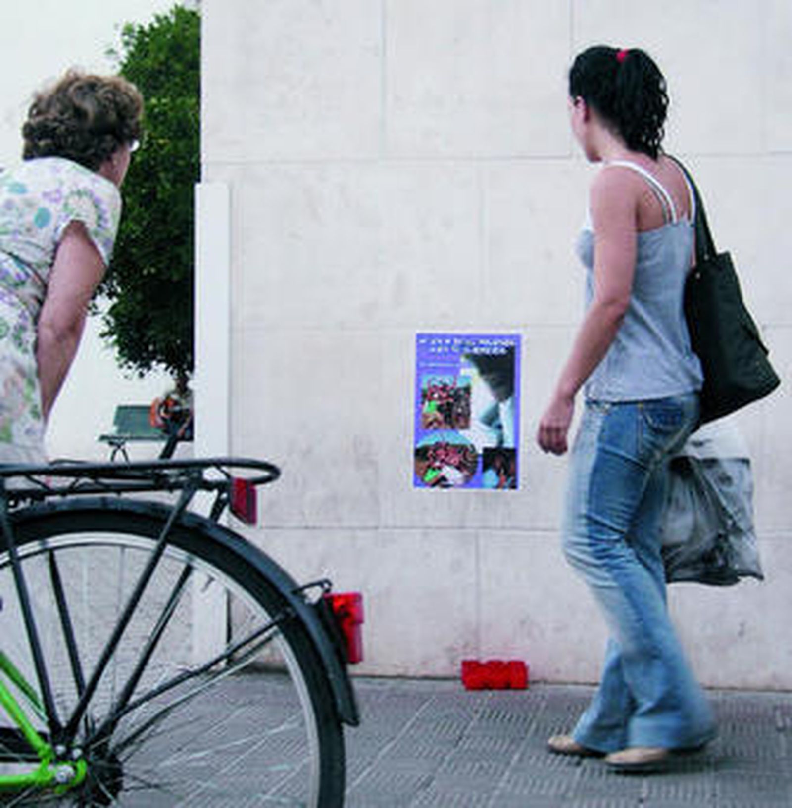 Un cartel y unas velas recuerdan al joven fallecido.
