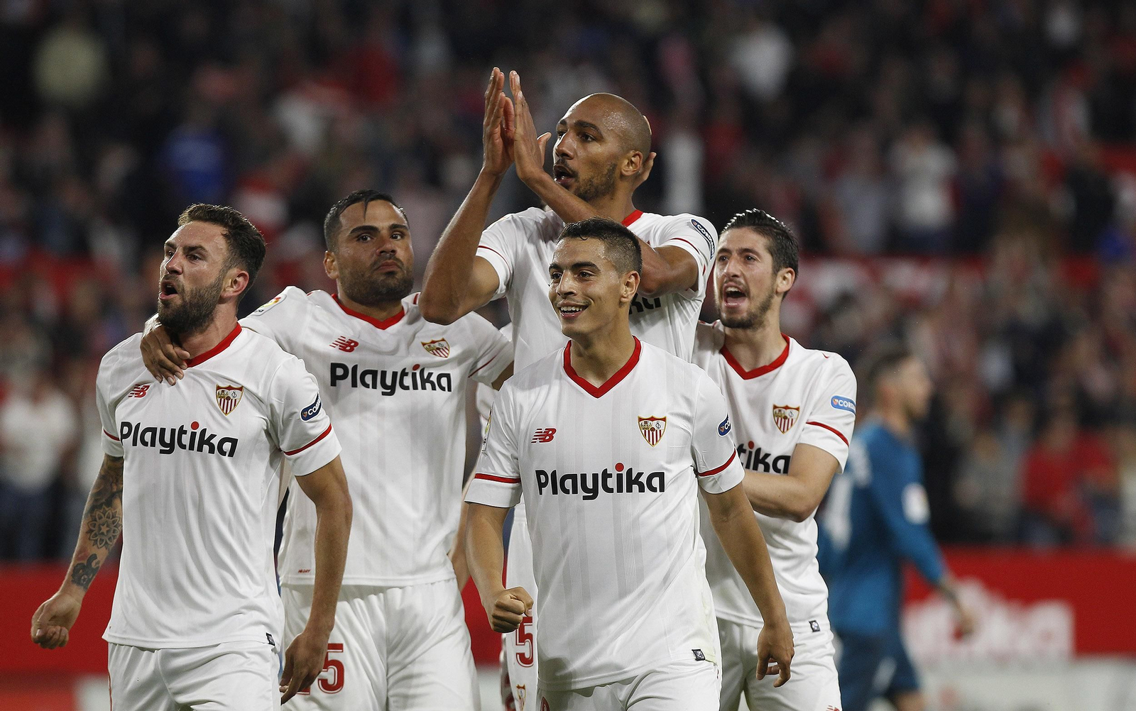 Layún, Mercado, N'Zonzi, Ben Yedder y Escudero celebran el gol del mexicano al Madrid.