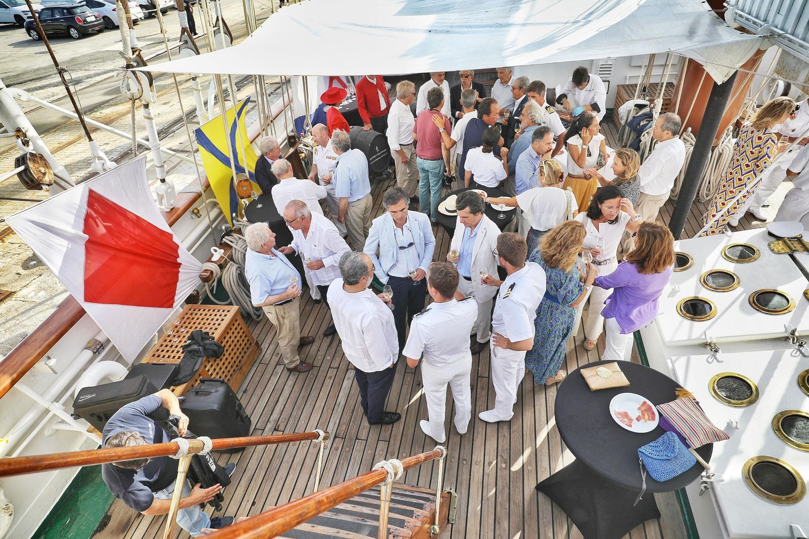 Imágenes de la llegada del Tío Pepe Estrella de los Mares de González Byass a bordo del 'Elcano'.