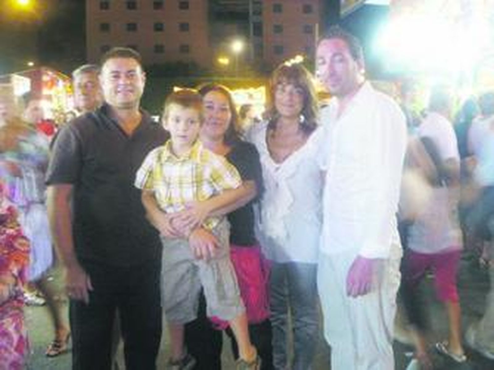 Una familia almeriense goza de estas noches tan divertidas.