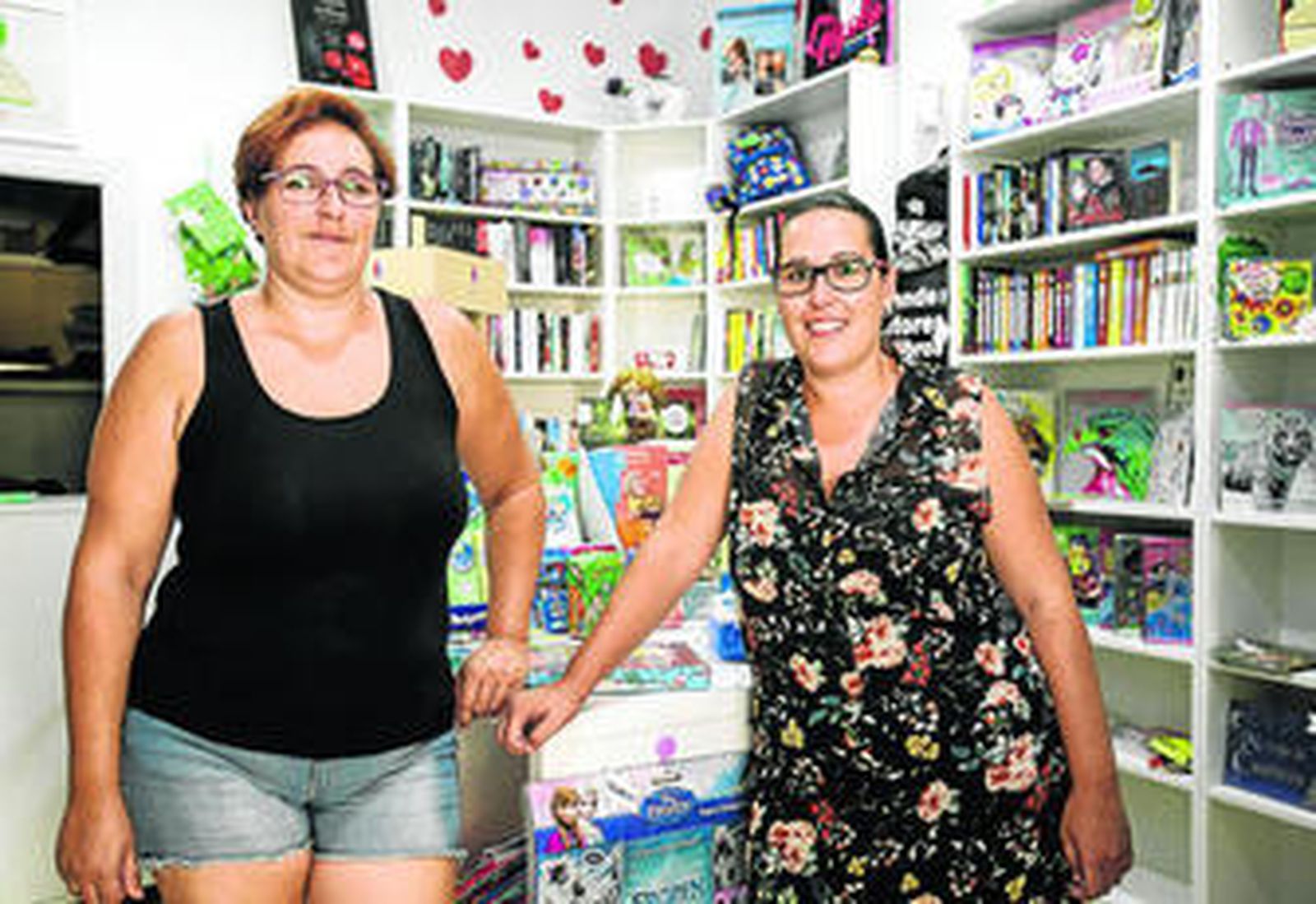 Ana y Noelia, en la nueva librería a la altura de Los Porches.