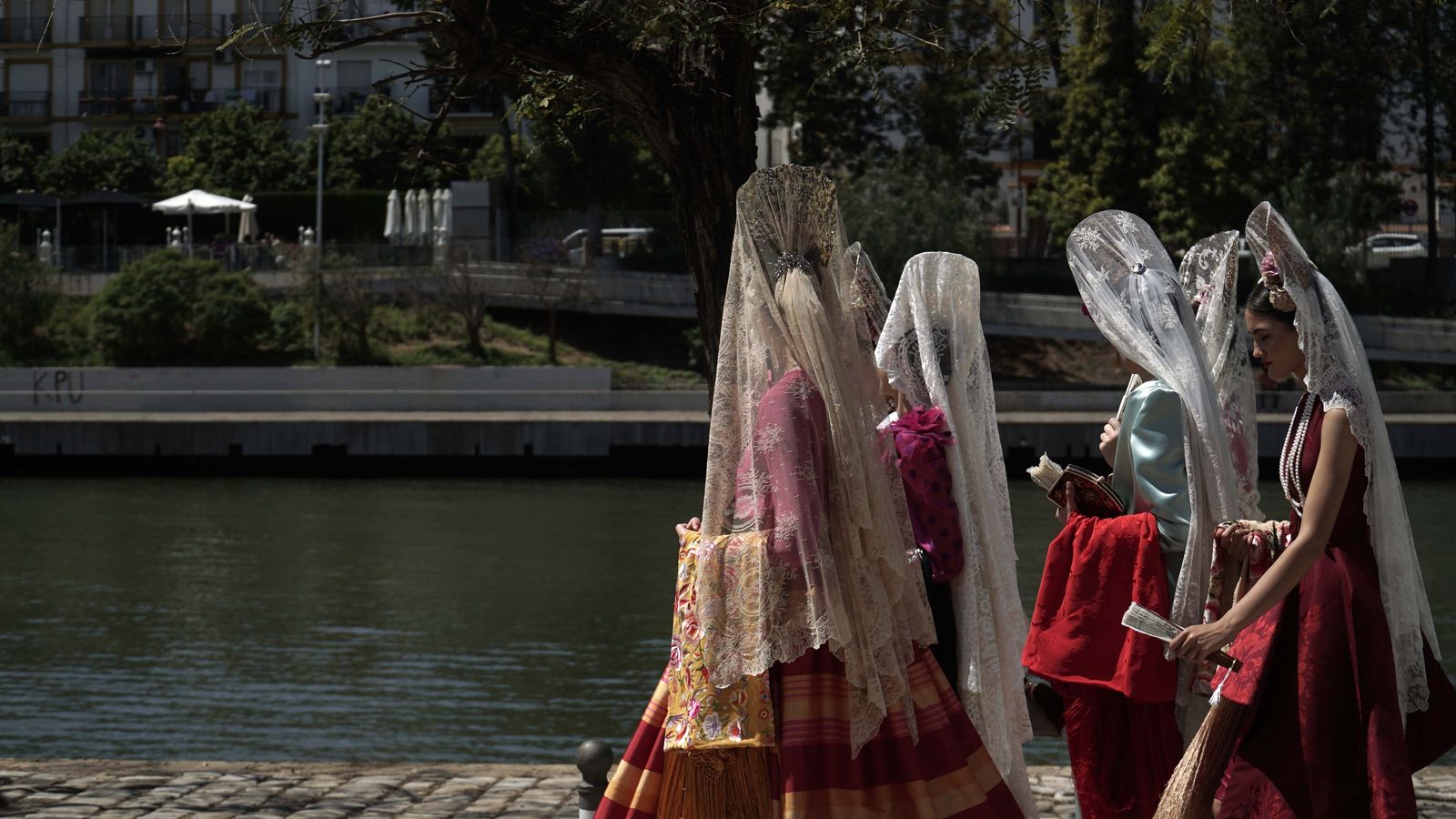 Desfile de mantillas blancas en la preferia