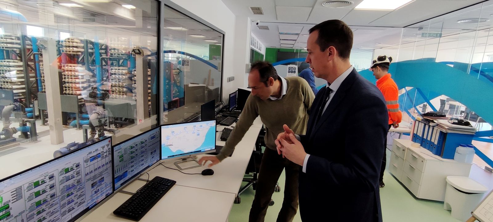 El subdelegado visita desaladora del Campo de Dalías.