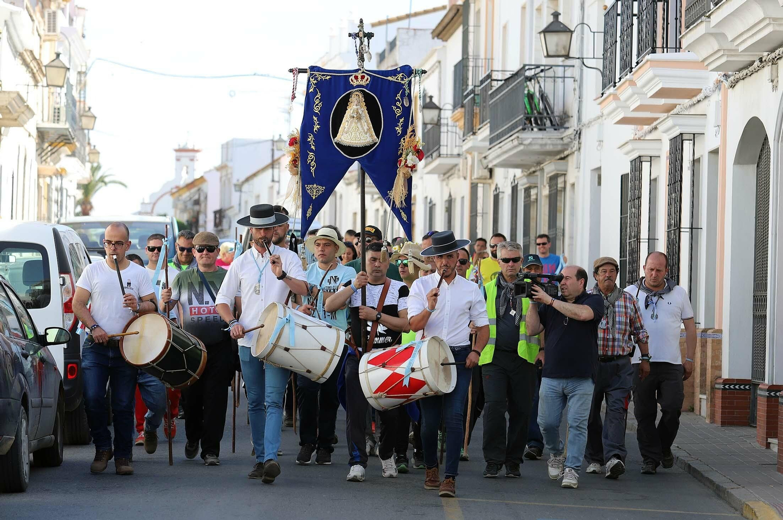 Imágenes de los presos de la cárcel de Huelva en su camino hacia El Rocío