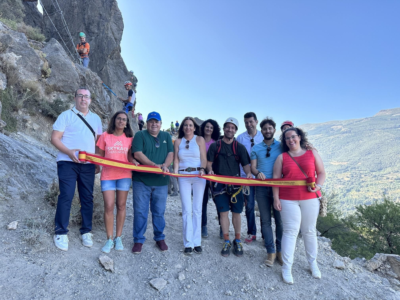 Momento de la inauguración de la vía ferrata, con presencia de representantes del Ayuntamiento y la Diputación