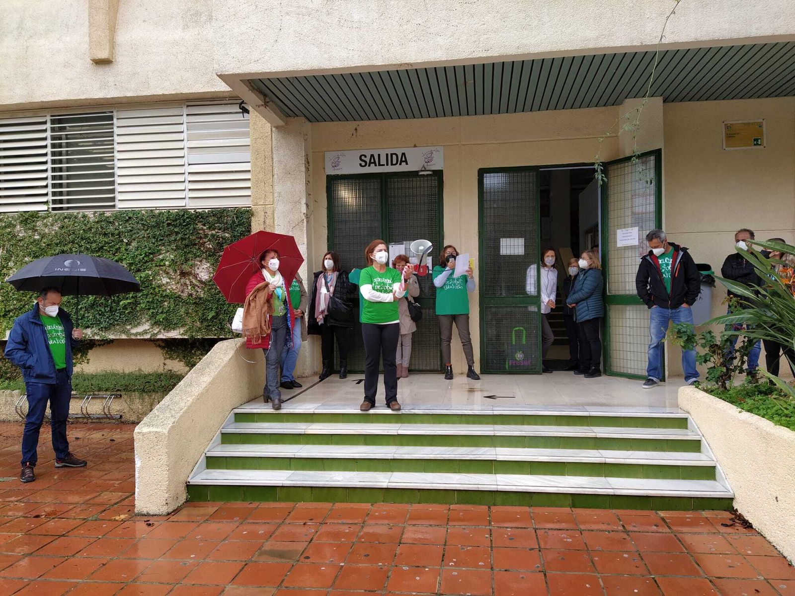 Una imagen de la concentración de docentes ante el IES Mar de Cádiz.