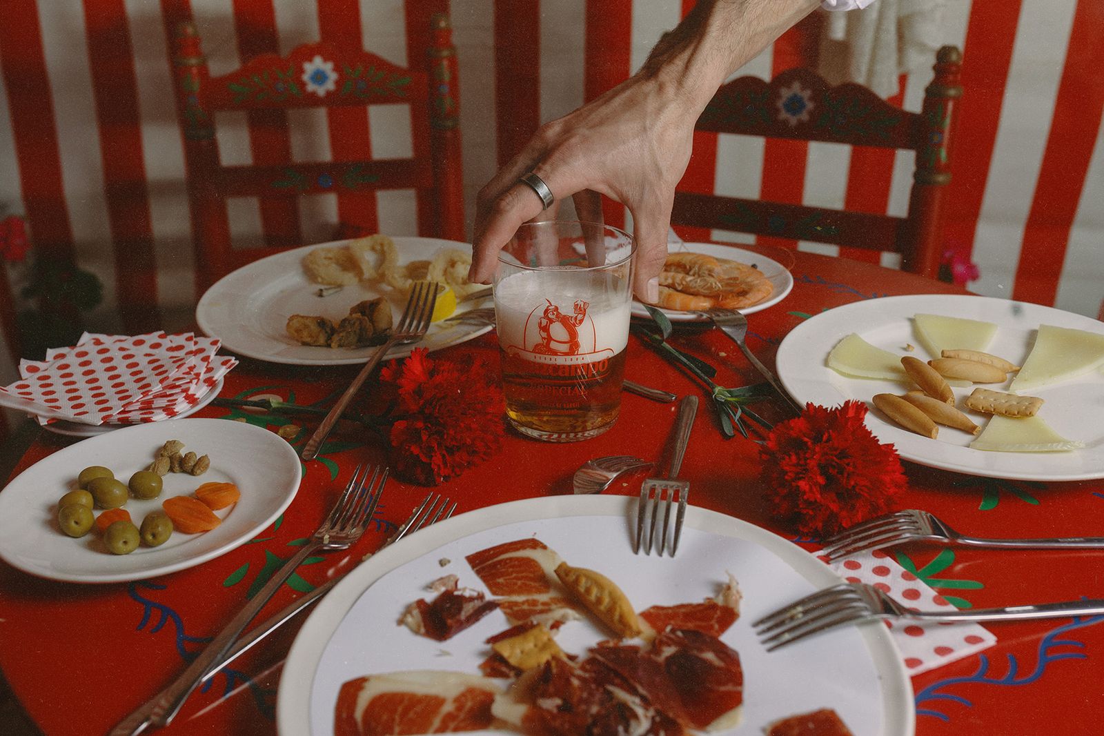 Comida y bebida en una de las mesas típicas de la Feria