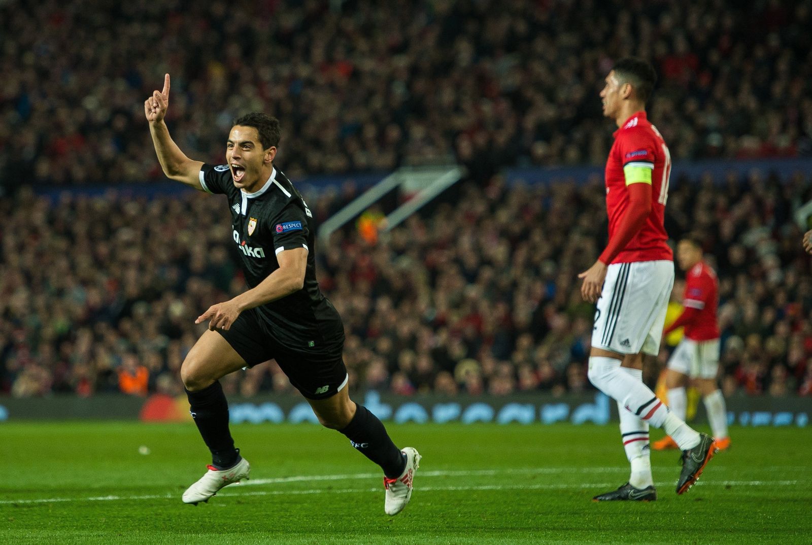 Ben Yedder celebra uno de los goles de la histórica victoria del Sevilla en Old Trafford (1-2).