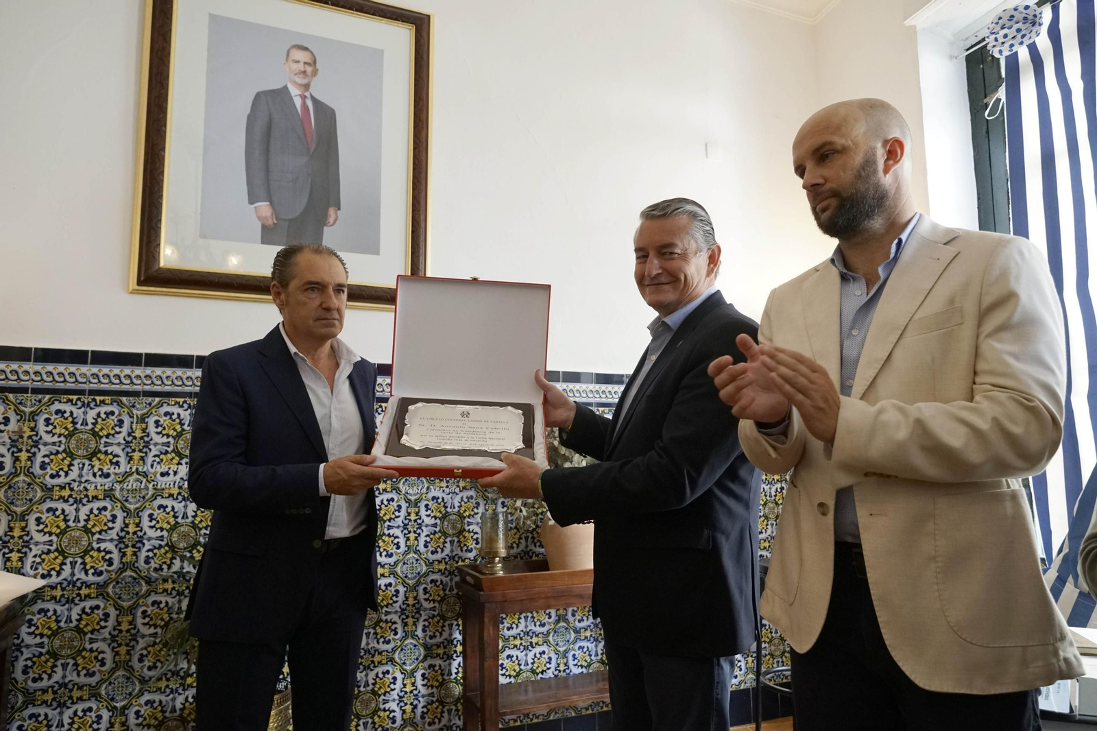 Antonio Sanz recibe de manos de Antonio Jesús Rosendo y en presencia del alcalde Adrián Torres el reconocimiento a la apuesta del Gobierno por la fiesta de los toros.