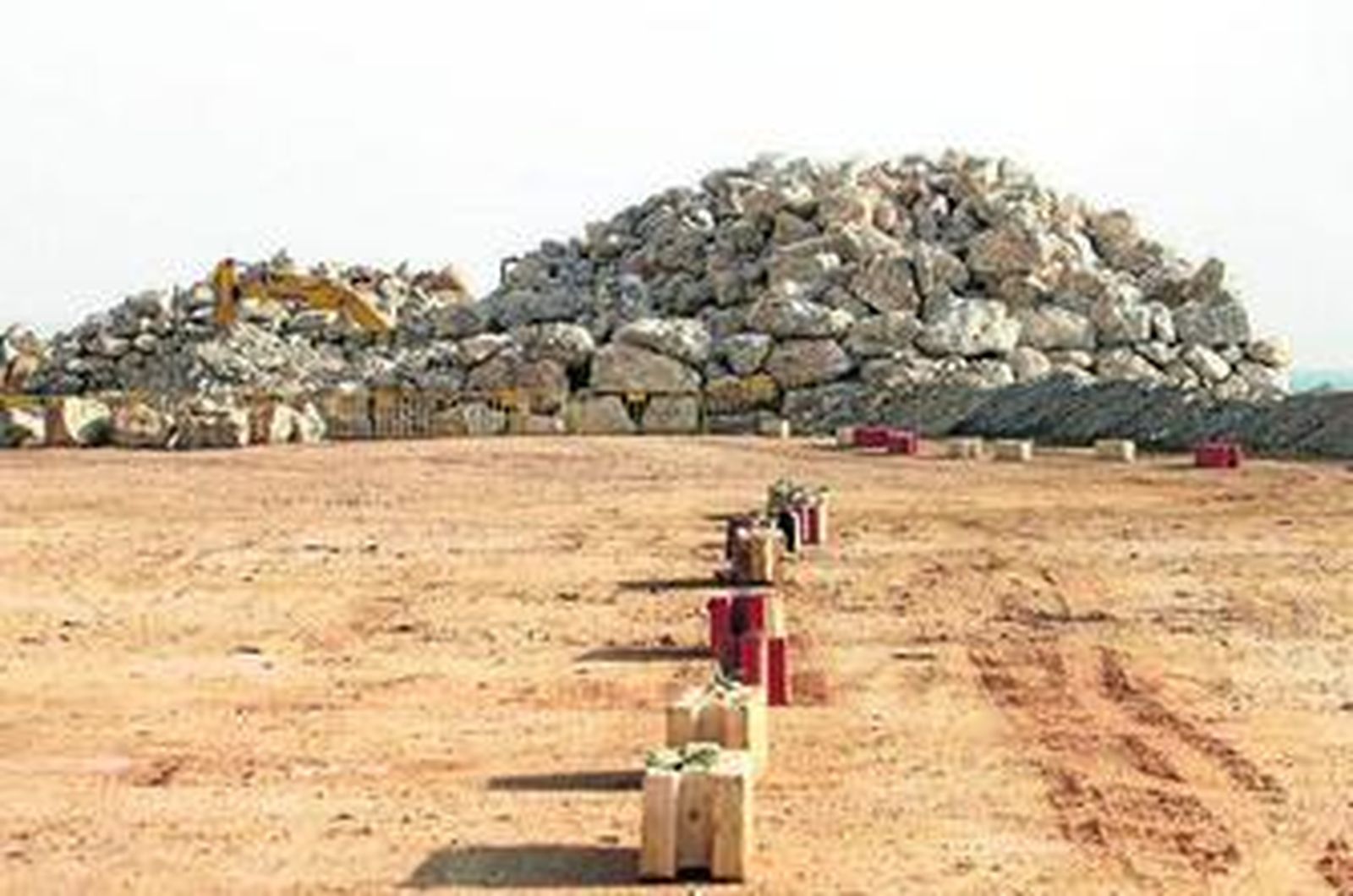 Una imagen del acopio de rocas para los rellenos en la cara este del Peñón, este verano.