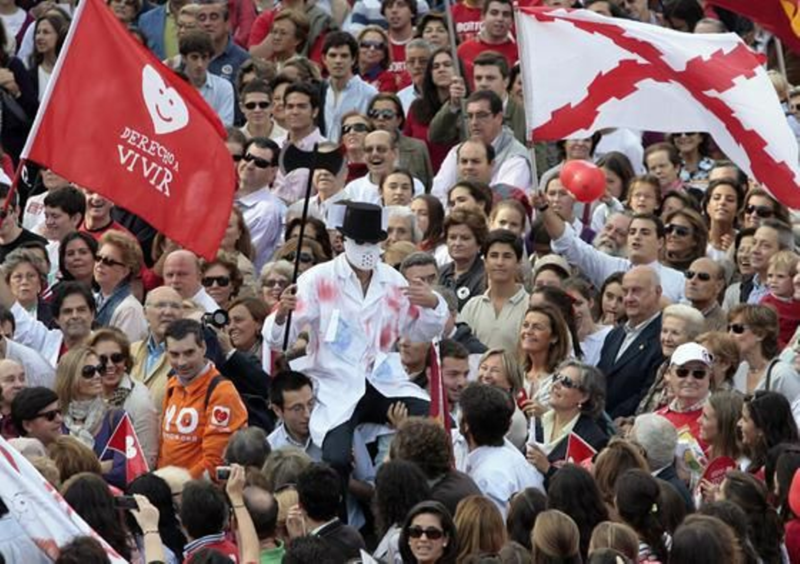 Miles de personas se reúnen para protestar contra el aborto frente al congreso de profesionales del aborto. / Juan Carlos MuñozMiles de personas se reúnen para protestar contra el aborto frente al congreso de profesionales del aborto. / Juan Carlos Muñoz