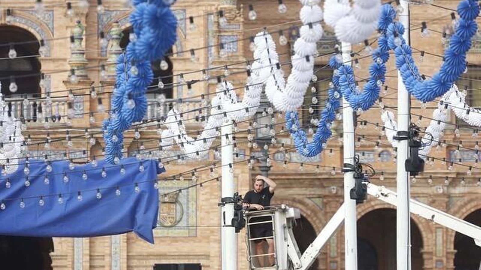Desde Puente Genil llegaron a la Plaza de España más de 15.000 farolillos de colores