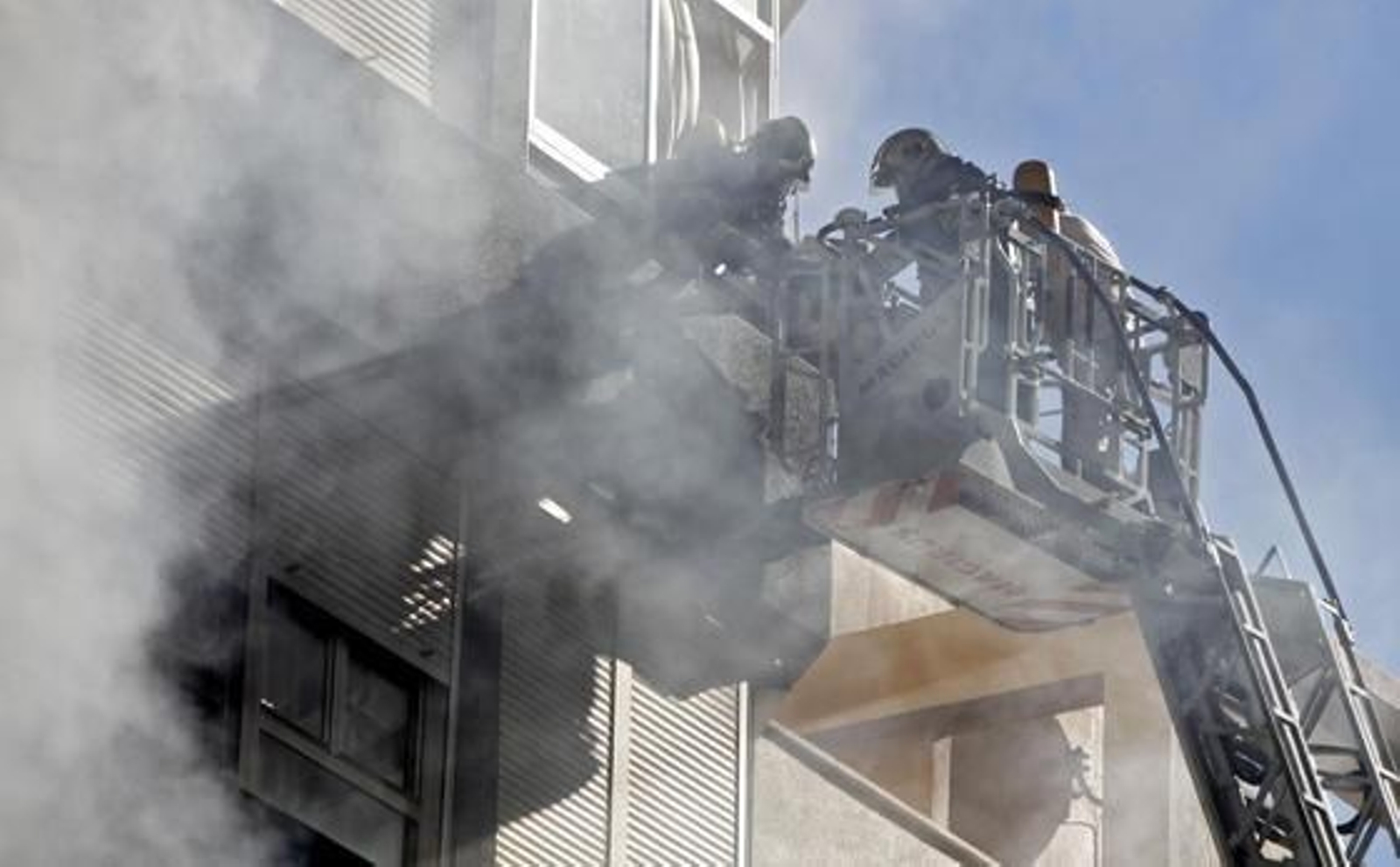 Espectacular incendio en un edificio de la calle Brasil. /Jesús Marín