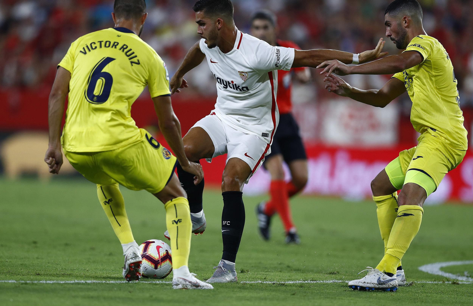 Andre Silva, entre los centrales del Villarreal.