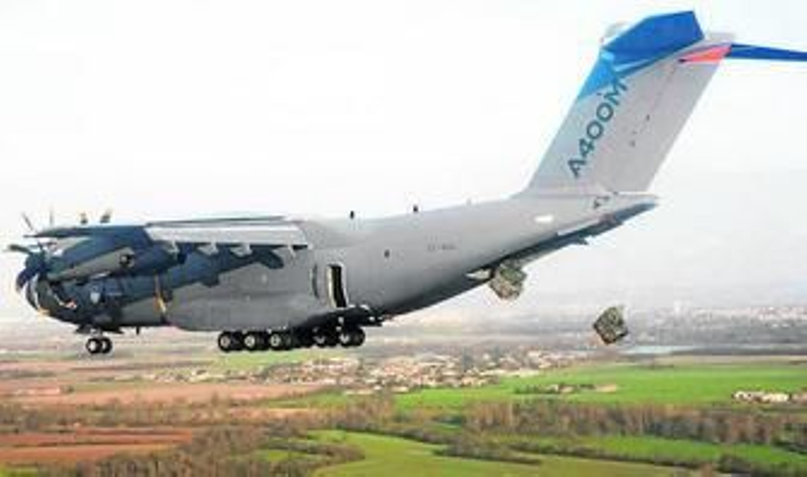 El A400M durante el lanzamiento de carga en paracaídas en Fonsorbes (Francia).