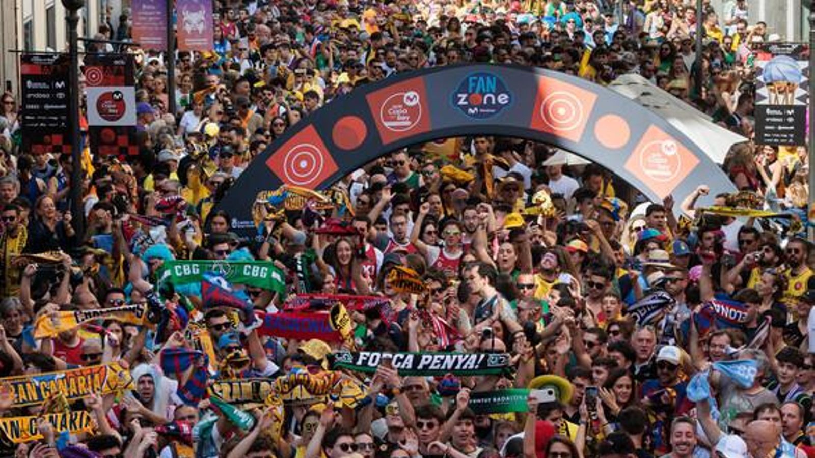 La gran fiesta de las aficiones en la Copa: Miles de personas toman las calles de Las Palmas