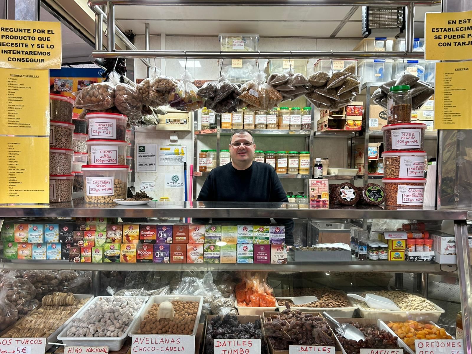 El puesto del Mercado de Abastos que huele siempre a Navidad