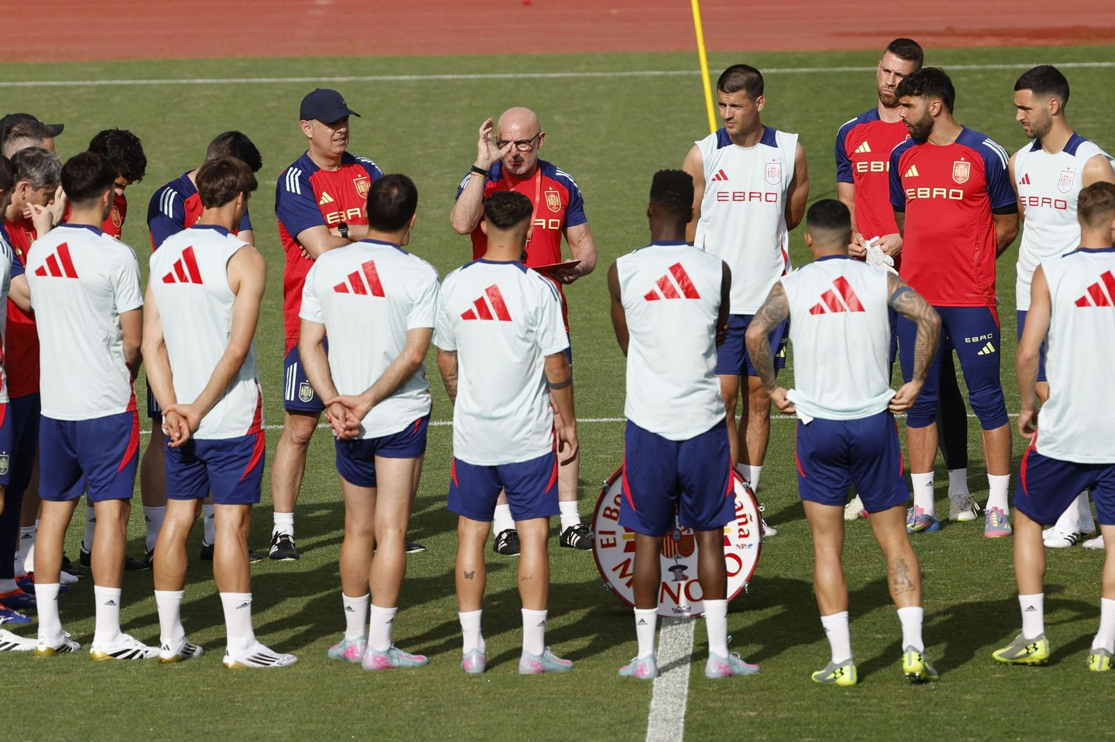 Dean Huijsen sonríe con España mientras espera a Isco