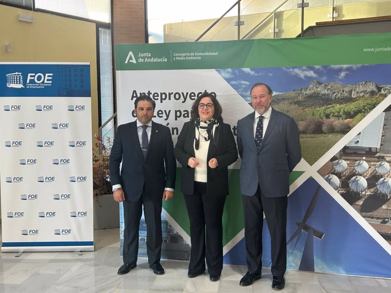 Carmen Jiménez, junto al presidente de la FOE, José Luis García-Palacios Álvarez, y al delegado de Sostenibilidad y Medio Ambiente, Pedro Yórquez.
