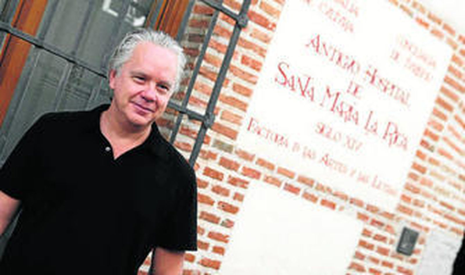 Tim Robbins, ante la fachada del Antiguo Hospital de Santa María la Rica, en Alcalá de Henares.