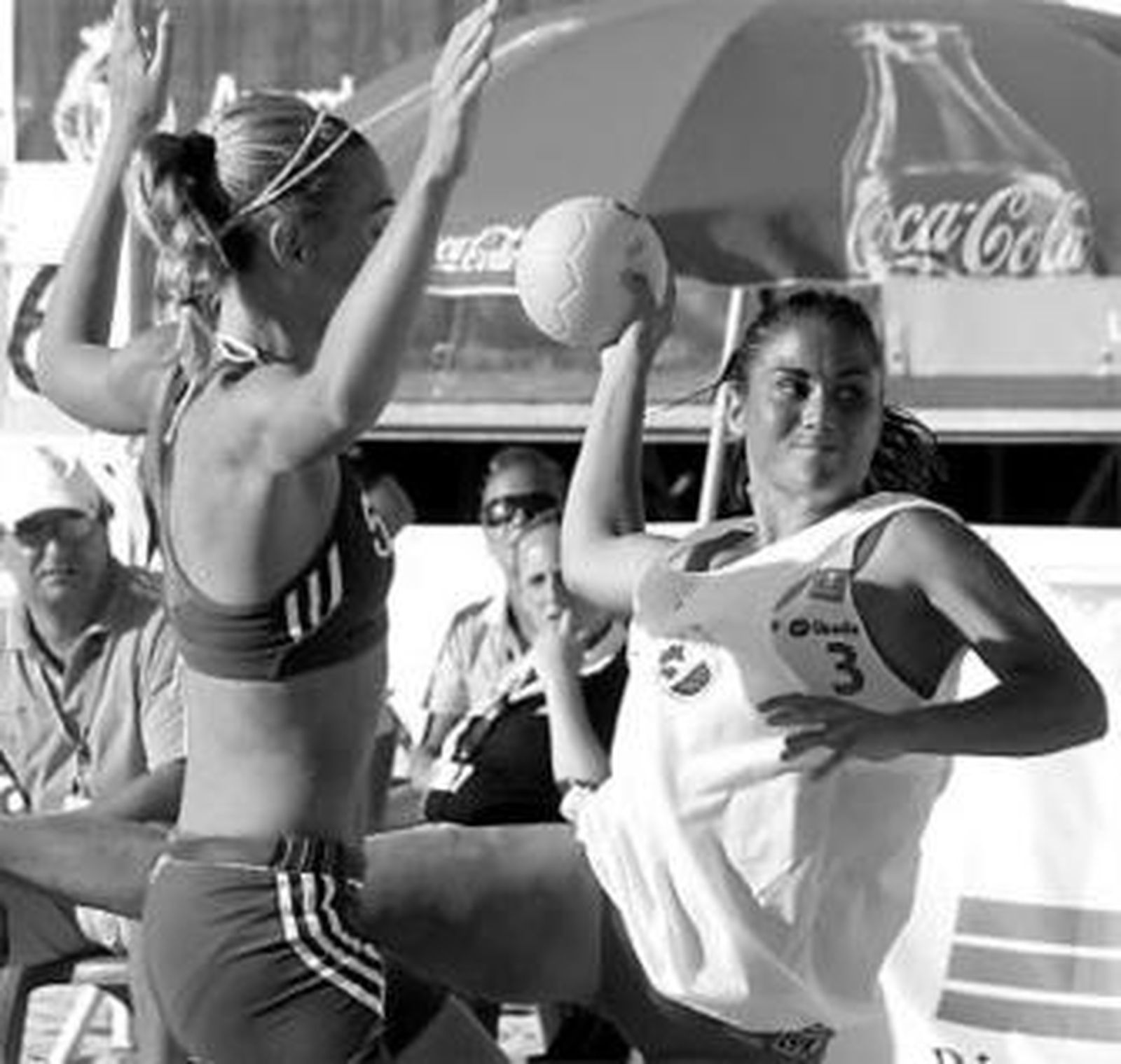 Alicia Rodríguez lanza a puerta ante la oposición de una rival.