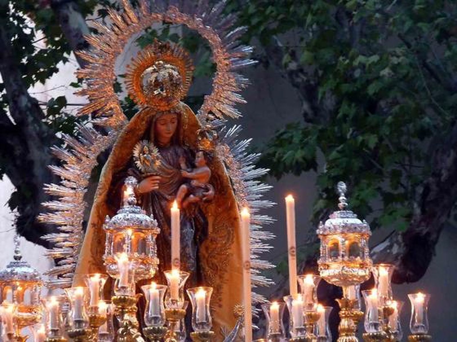 La incomparable Virgen del Amparo de la Magdalena culminó el programa de Glorias el domingo con una enorme afluencia de público.

Foto: Ruesga Bono