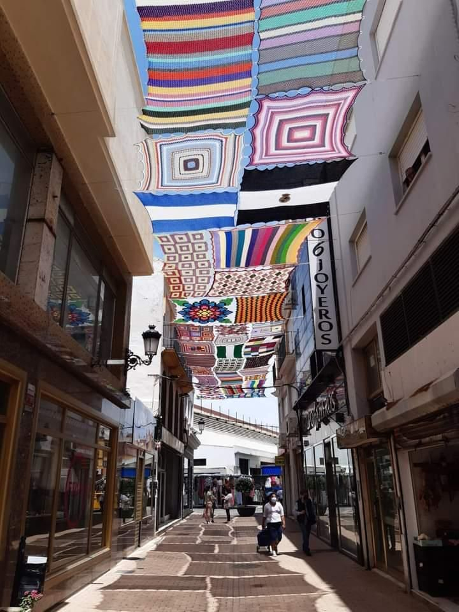 Los toldos que cubren la calle Las Flores de La Línea