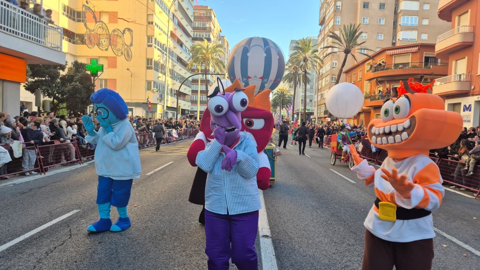 Los primeros personajes de la Cabalgata de Reyes Magos de Cádiz.
