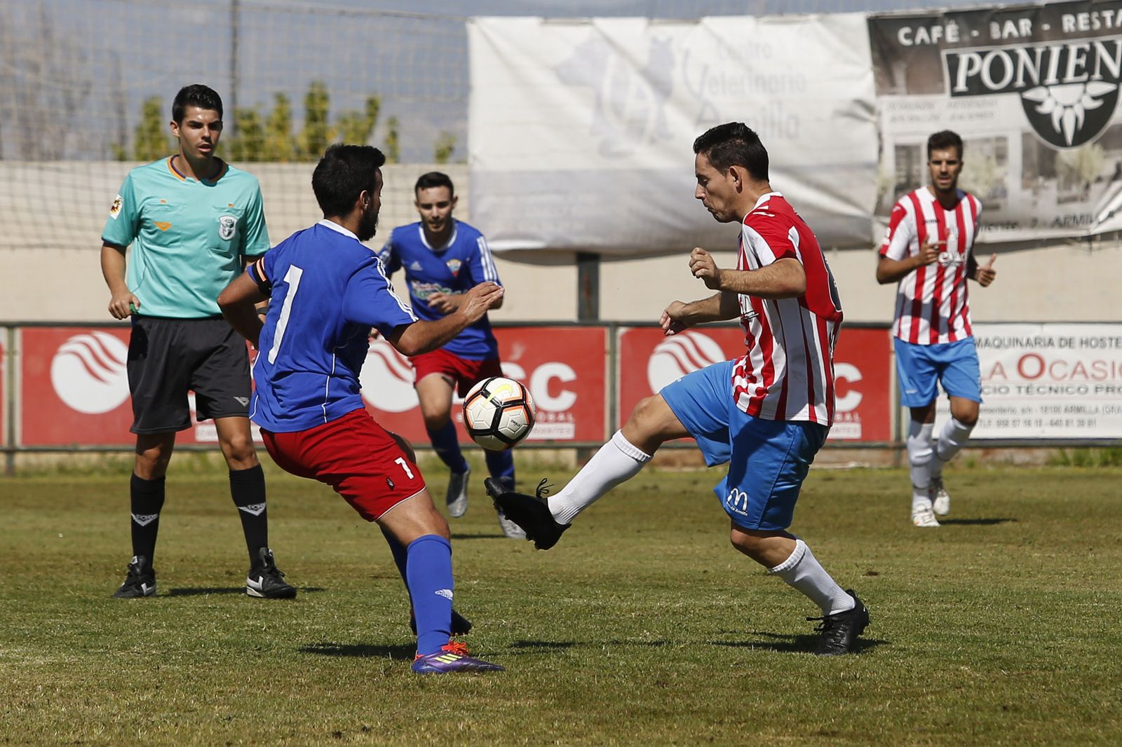 Pugna por un balón durante el partido de ayer en Armilla.
