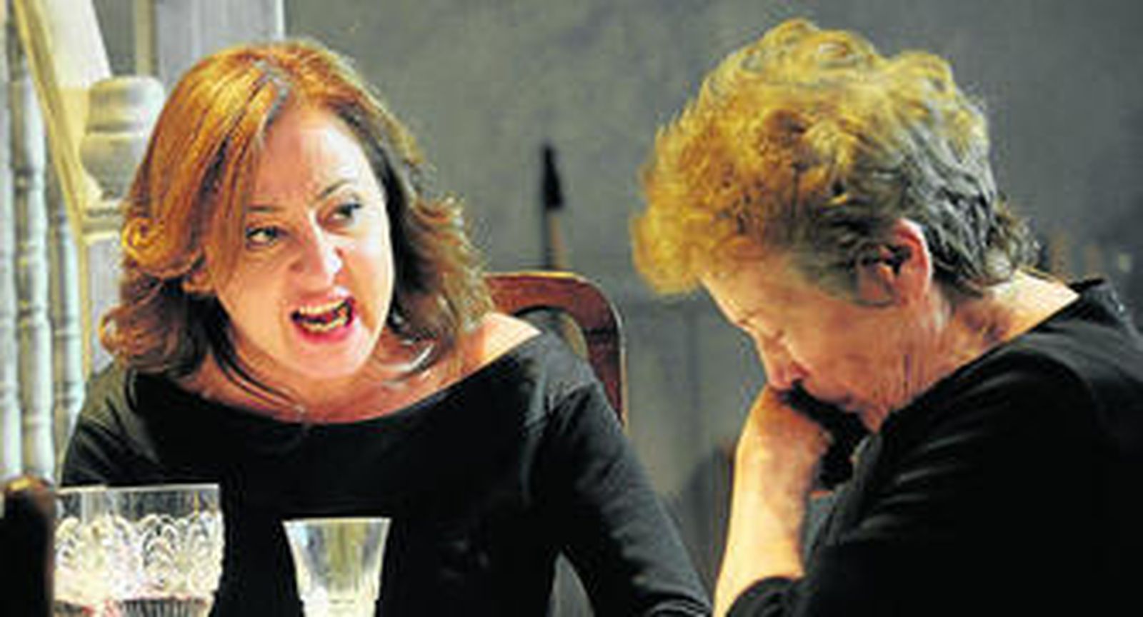 Carmen Machi y Amparo Baró, en una imagen de 'Agosto', el texto de Tracy Letts que llevaron a las tablas.