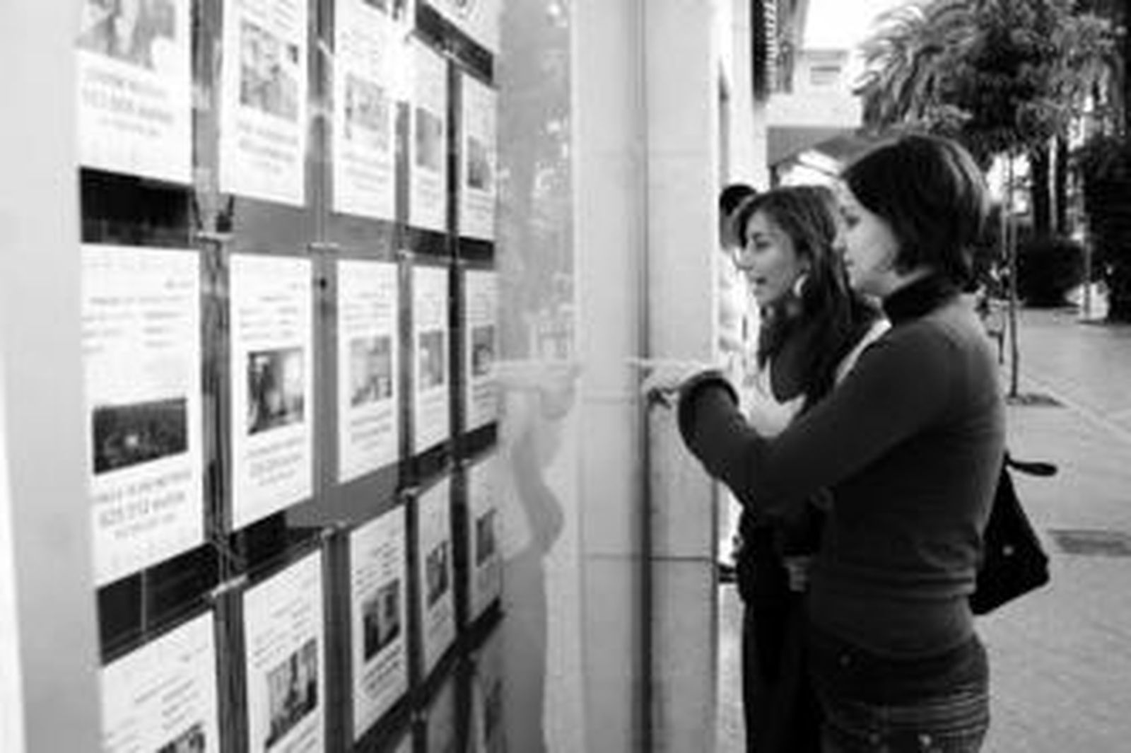 Escaparate de una inmobiliaria en Huelva.