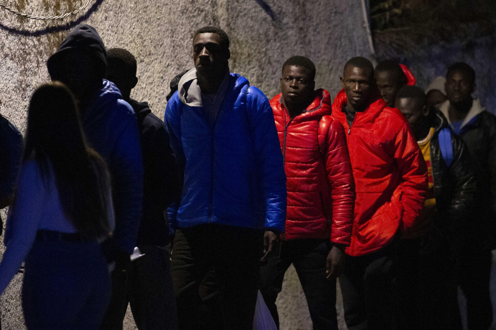 Así ha sido la llegada al albergue granadino de Víznar de más de un centenar de migrantes llegados de Canarias