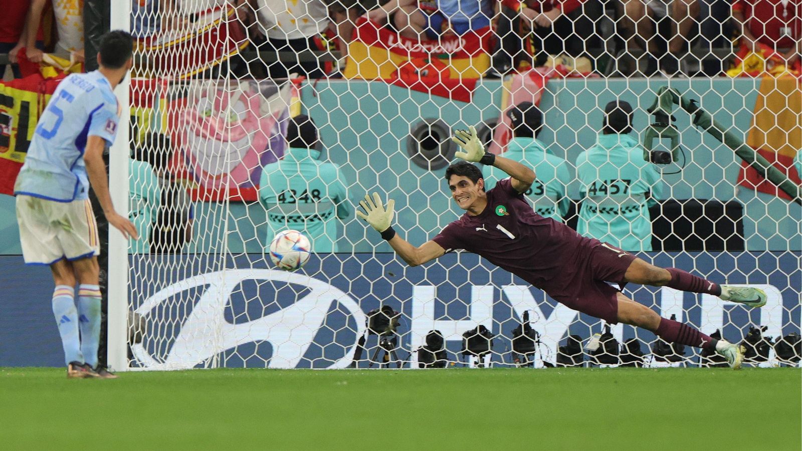 Busquets lanza el penalti y Bono se lo detiene.