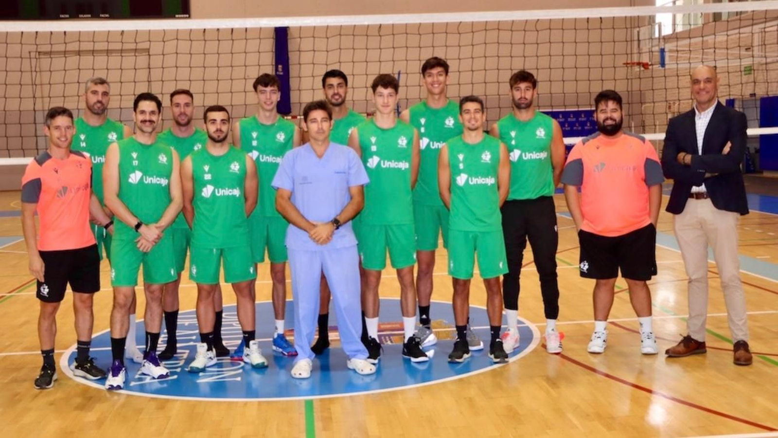 El doctor José Luis Martínez-Amo, arropado por la plantilla ahorradora.