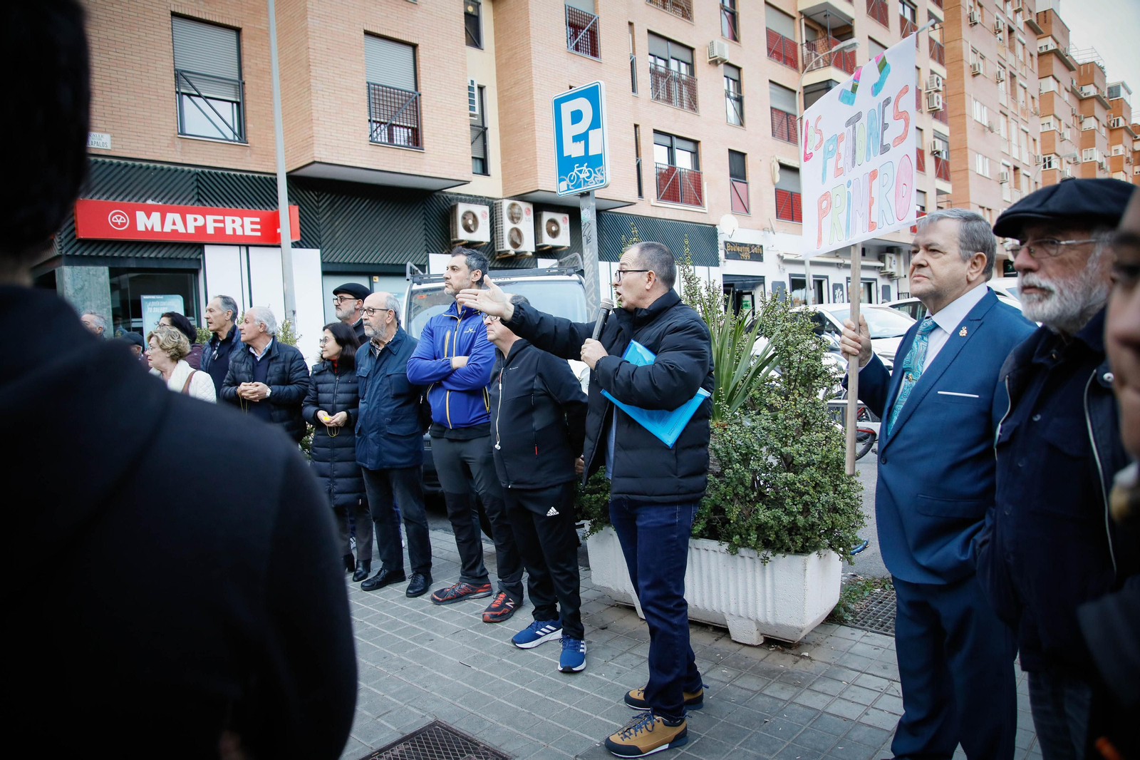Imágenes de la protesta de los vecinos en la avenida del Mediterráneo  para reclamar paso de peatones con semáforo