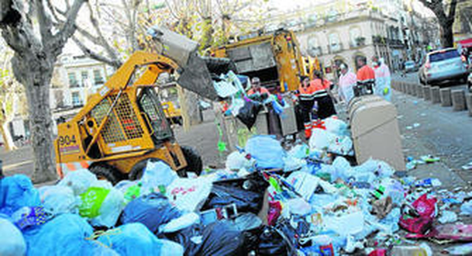 Operarios de Lipasam retiraron en la tarde de ayer, con la ayuda de varios vehículos, la basura acumulada en la Alameda de Hércules.